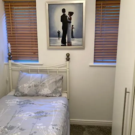 Modern 2 Bedroom Ground Floor With Parking Centre Appartement
