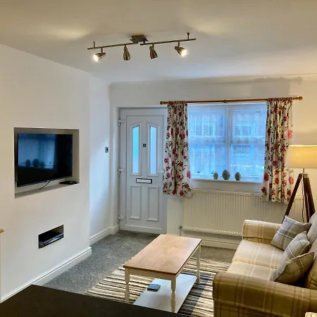 Modern 2 Bedroom Ground Floor With Parking Centre *
