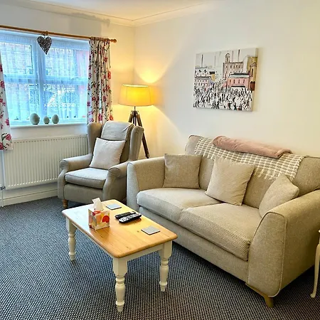 Modern 2 Bedroom Ground Floor With Parking Centre *