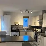 Modern 2 Bedroom Ground Floor With Parking Centre 아파트 리펀