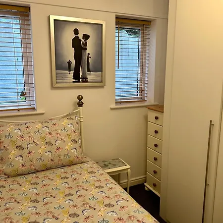 Modern 2 Bedroom Ground Floor With Parking Centre 리펀