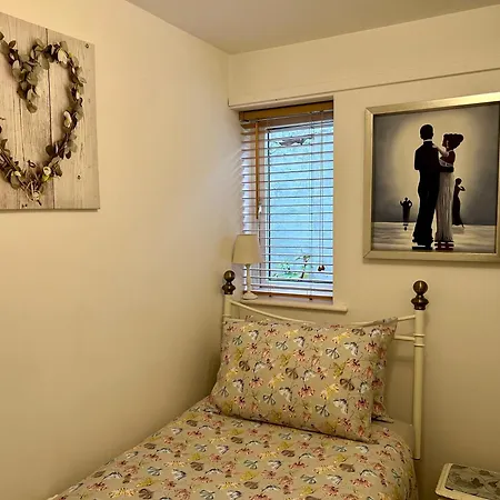 Modern 2 Bedroom Ground Floor With Parking Centre 아파트 리펀