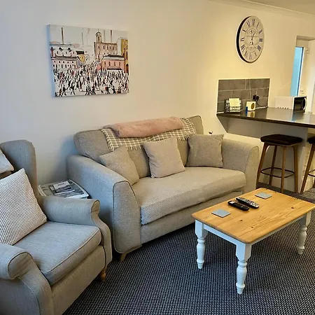 Modern 2 Bedroom Ground Floor With Parking Centre 아파트