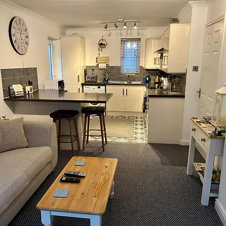 Modern 2 Bedroom Ground Floor With Parking Centre * 리펀